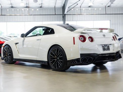 Used 2021 Nissan GT-R Premium image 4
