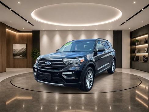 Used 2020 Ford Explorer XLT w/ Equipment Group 202A AWD/4WD image 4