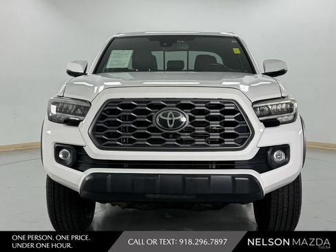Used 2020 Toyota Tacoma TRD Off-Road w/ TRD Premium Off Road Package AWD/4WD image 2
