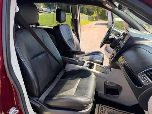 Used 2019 Dodge Grand Caravan SXT FWD image 16