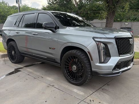 Used 2026 Cadillac Escalade V w/ LPO, ONYX Package AWD/4WD image 5