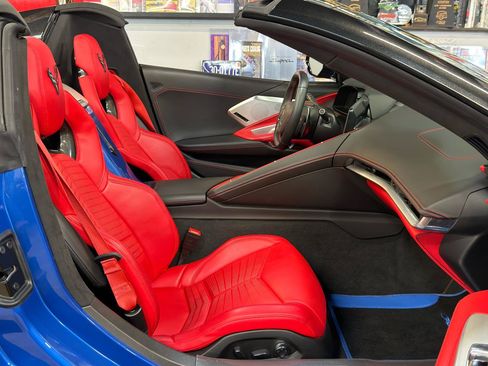 Used 2021 Chevrolet Corvette Stingray Premium Conv w/ Z51 Performance Package RWD image 17
