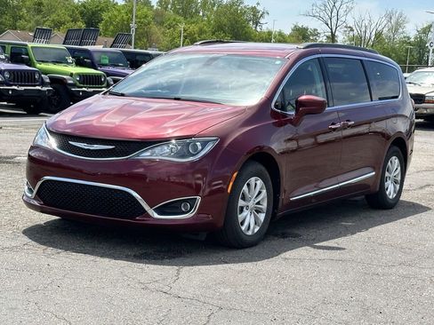 Used 2017 Chrysler Pacifica Touring-L FWD image 7