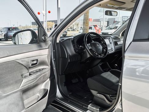 Used 2016 Mitsubishi Outlander SE AWD/4WD image 16
