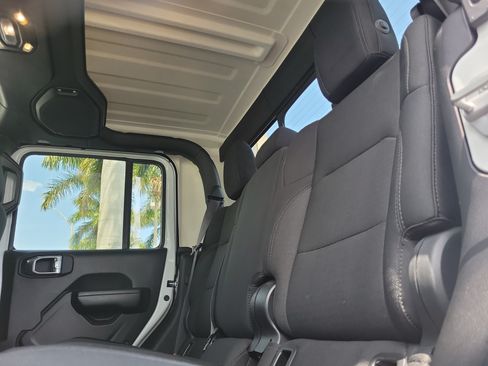 Used 2021 Jeep Gladiator Sport AWD/4WD image 9