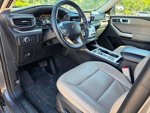 Used 2021 Ford Explorer XLT w/ Equipment Group 202A RWD image 11