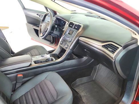 Used 2017 Ford Fusion SE image 35