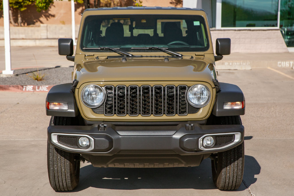 Used 2025 Jeep Gladiator Sport AWD/4WD image 3