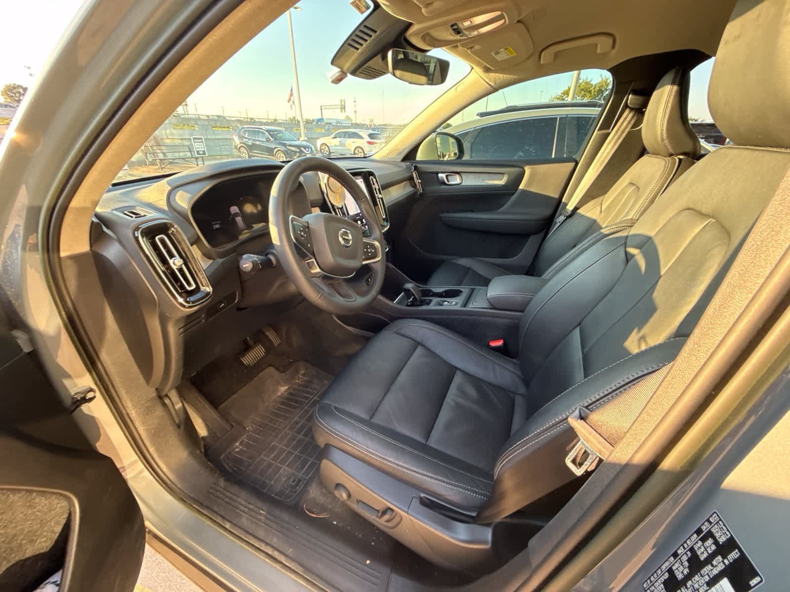 Used 2023 Volvo XC40 B5 Core w/ Convenience Package AWD/4WD image 8