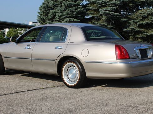 Used 2002 Lincoln Town Car Executive RWD image 3
