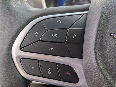 Used 2023 Chrysler Pacifica Touring-L image 17