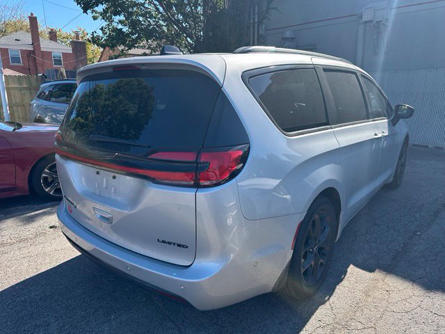 Used 2024 Chrysler Pacifica Limited w/ S Appearance Package FWD image 4