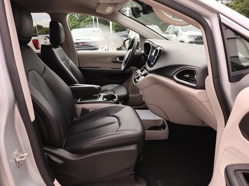 Used 2024 Chrysler Pacifica Touring-L FWD image 40