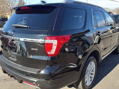 Used 2018 Ford Explorer XLT AWD/4WD image 9