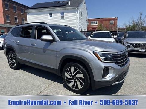 Used 2024 Volkswagen Atlas SE AWD/4WD image 2