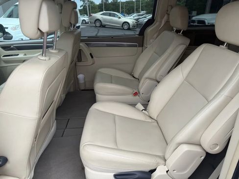 Used 2010 Volkswagen Routan SE FWD image 9