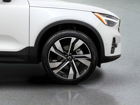 Certified 2025 Volvo XC40 B5 Ultra AWD/4WD image 18