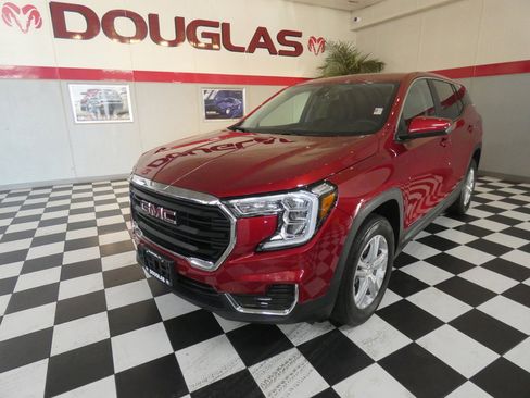 Used 2024 GMC Terrain SLE image 1