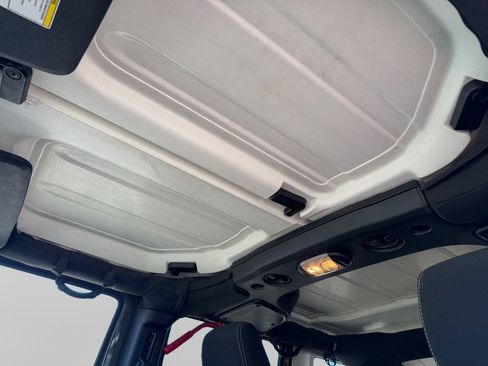 Used 2016 Jeep Wrangler Unlimited Rubicon w/ Connectivity Group AWD/4WD image 19