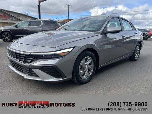 Used 2024 Hyundai Elantra SE image 3