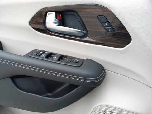 Certified 2024 Chrysler Pacifica Limited image 23