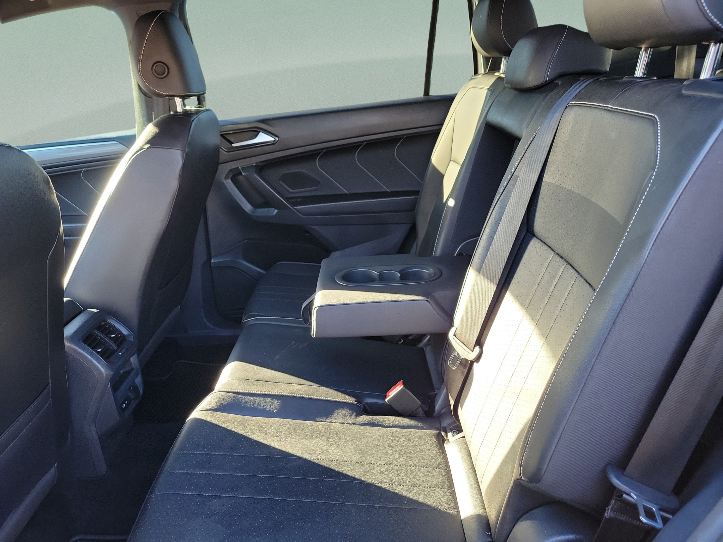 Used 2022 Volkswagen Tiguan SE R-Line FWD image 7