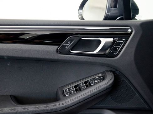 Certified 2025 Porsche Macan AWD/4WD image 15