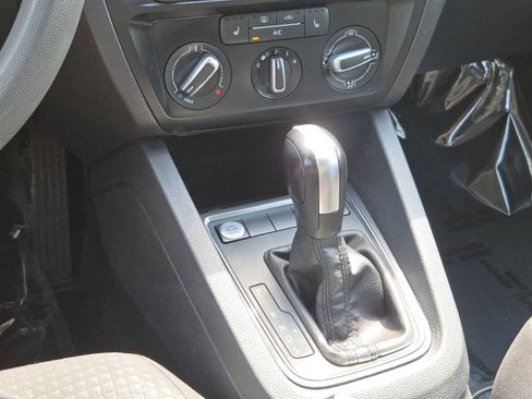 Used 2015 Volkswagen Jetta SE FWD image 31