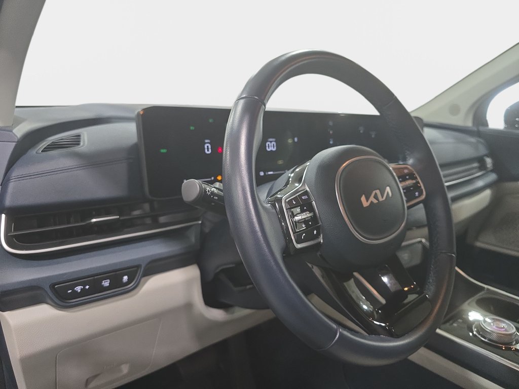 Used 2025 Kia Carnival EX FWD image 21