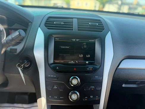 Used 2015 Ford Explorer XLT w/ Equipment Group 201B FWD image 17