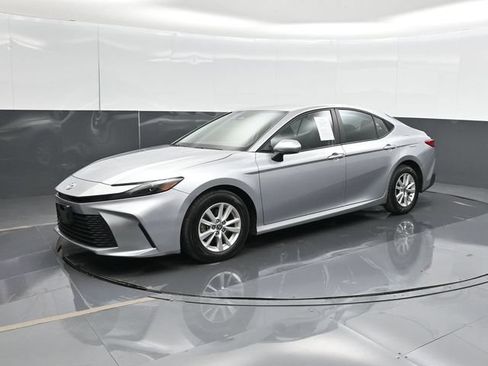 Used 2025 Toyota Camry LE FWD image 9