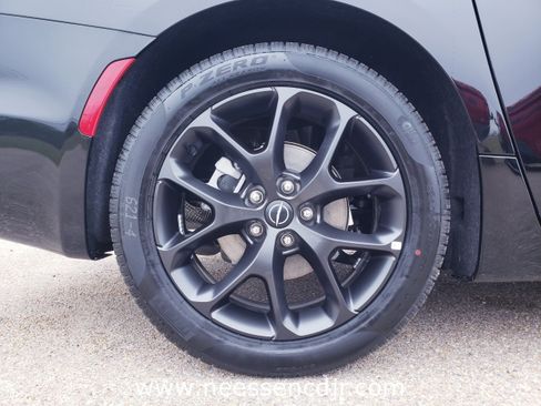 New 2026 Chrysler Pacifica Limited image 9