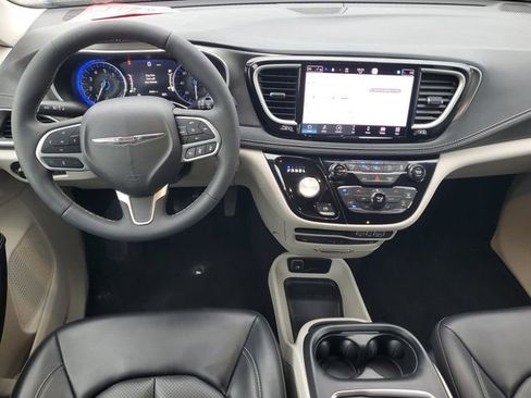 Used 2023 Chrysler Pacifica Touring-L w/ Uconnect Theater Family Group AWD/4WD image 10