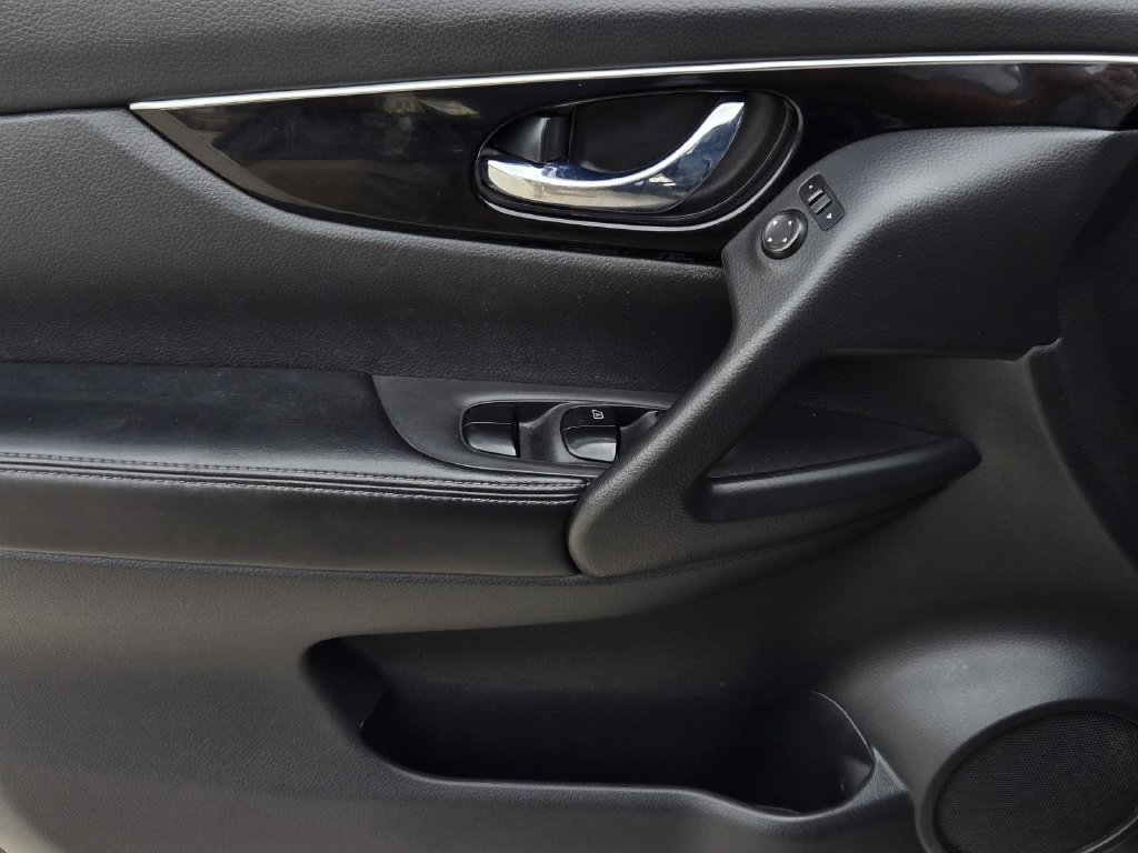Used 2018 Nissan Rogue Sport SL FWD image 16