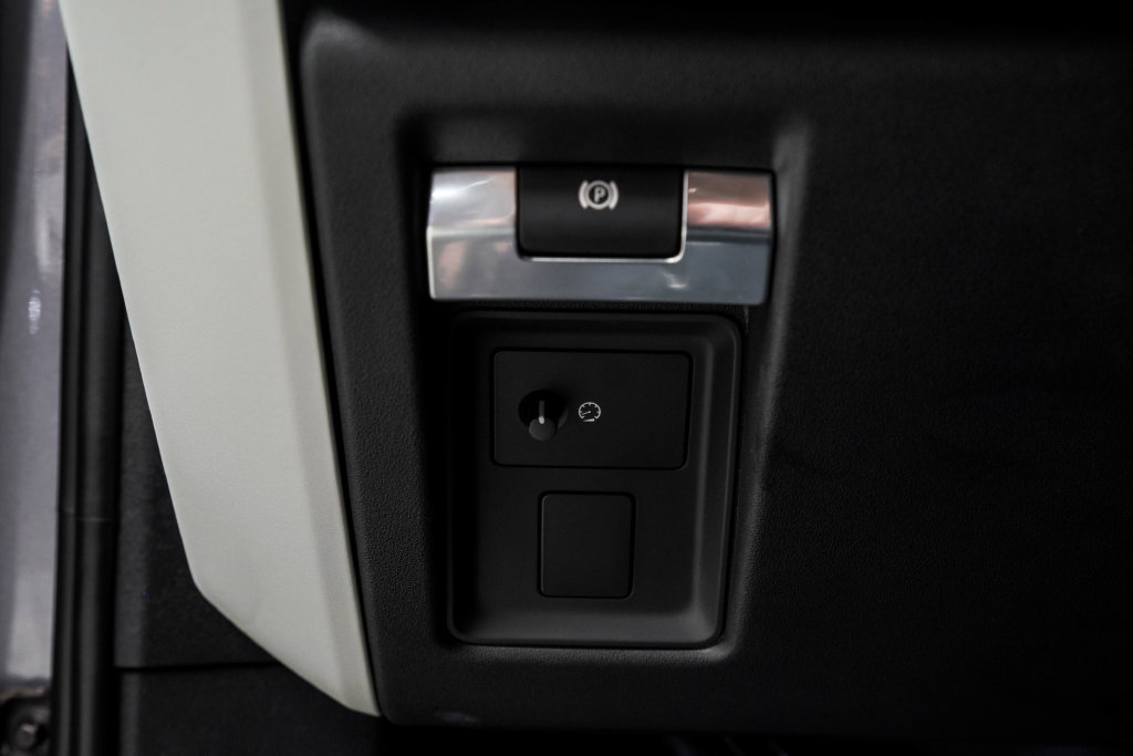 Used 2023 Land Rover Defender 130 SE AWD/4WD image 43