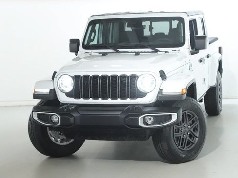 Used 2024 Jeep Gladiator Sport AWD/4WD image 3
