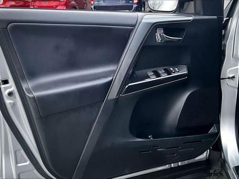 Used 2018 Toyota RAV4 SE image 21