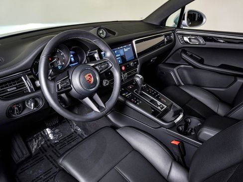Certified 2026 Porsche Macan AWD/4WD image 4