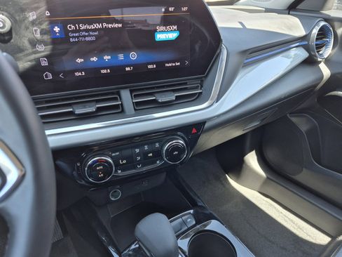 Used 2025 Chevrolet Trax LT w/ LT Convenience Package image 18