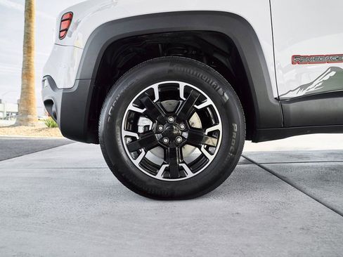 Used 2023 Jeep Renegade Trailhawk image 3