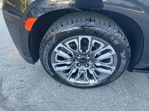 Used 2023 GMC Yukon XL Denali Ultimate image 12