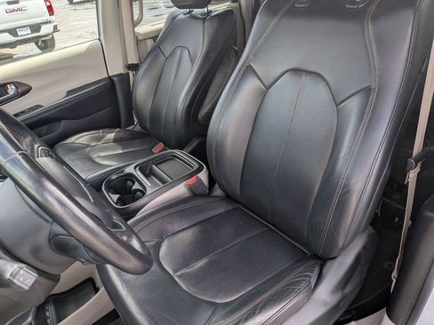 Used 2018 Chrysler Pacifica Touring-L FWD image 15