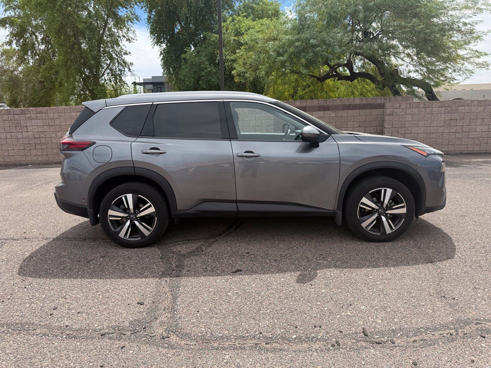 Used 2025 Nissan Rogue SL FWD image 3