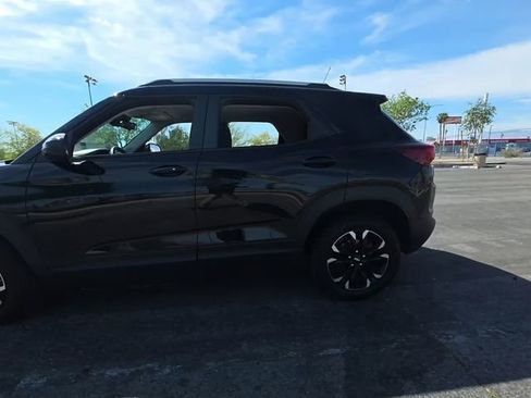 Used 2021 Chevrolet TrailBlazer LT image 2