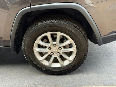 Used 2021 Jeep Grand Cherokee Laredo image 5