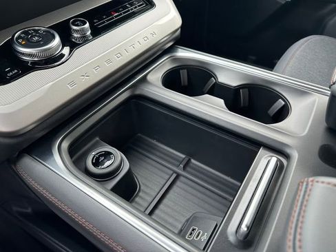 New 2025 Ford Expedition Active image 17