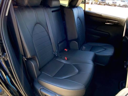 Used 2024 Toyota Highlander XLE image 18