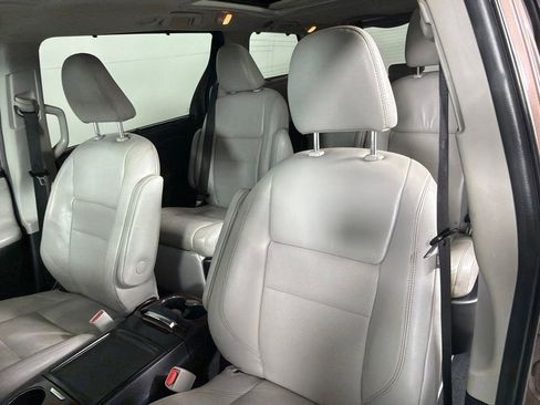 Used 2019 Toyota Sienna Limited FWD image 11