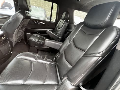 Used 2019 Cadillac Escalade ESV Platinum RWD image 21