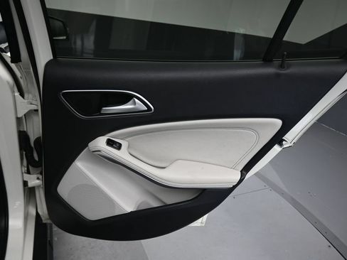 Used 2016 Mercedes-Benz GLA 250 image 34